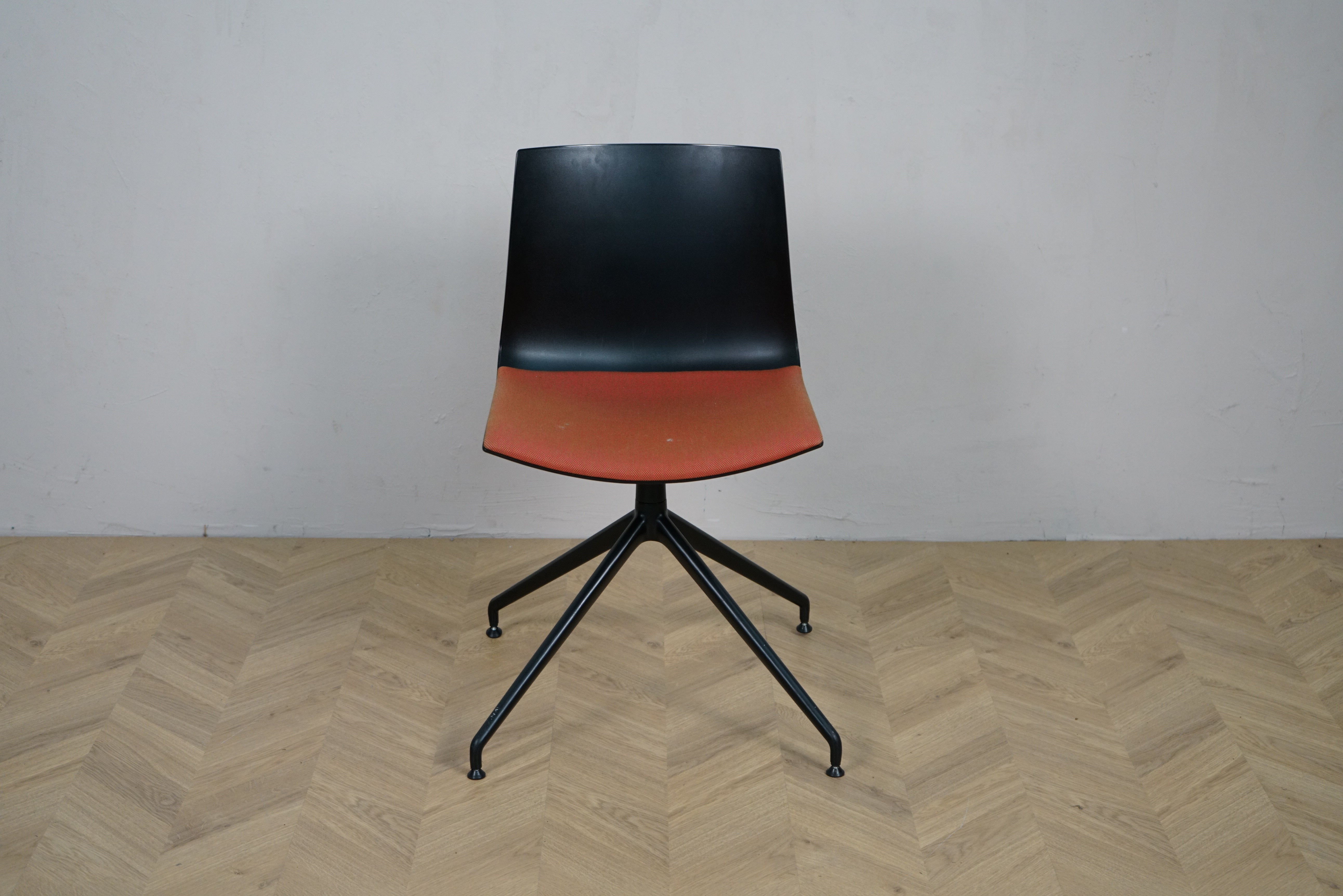 Arper Catifa 46 konferencestol set forfra med orange polstring og sort aluminium drejestel